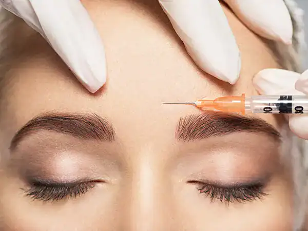 Injecting-Botox-to-Forehead